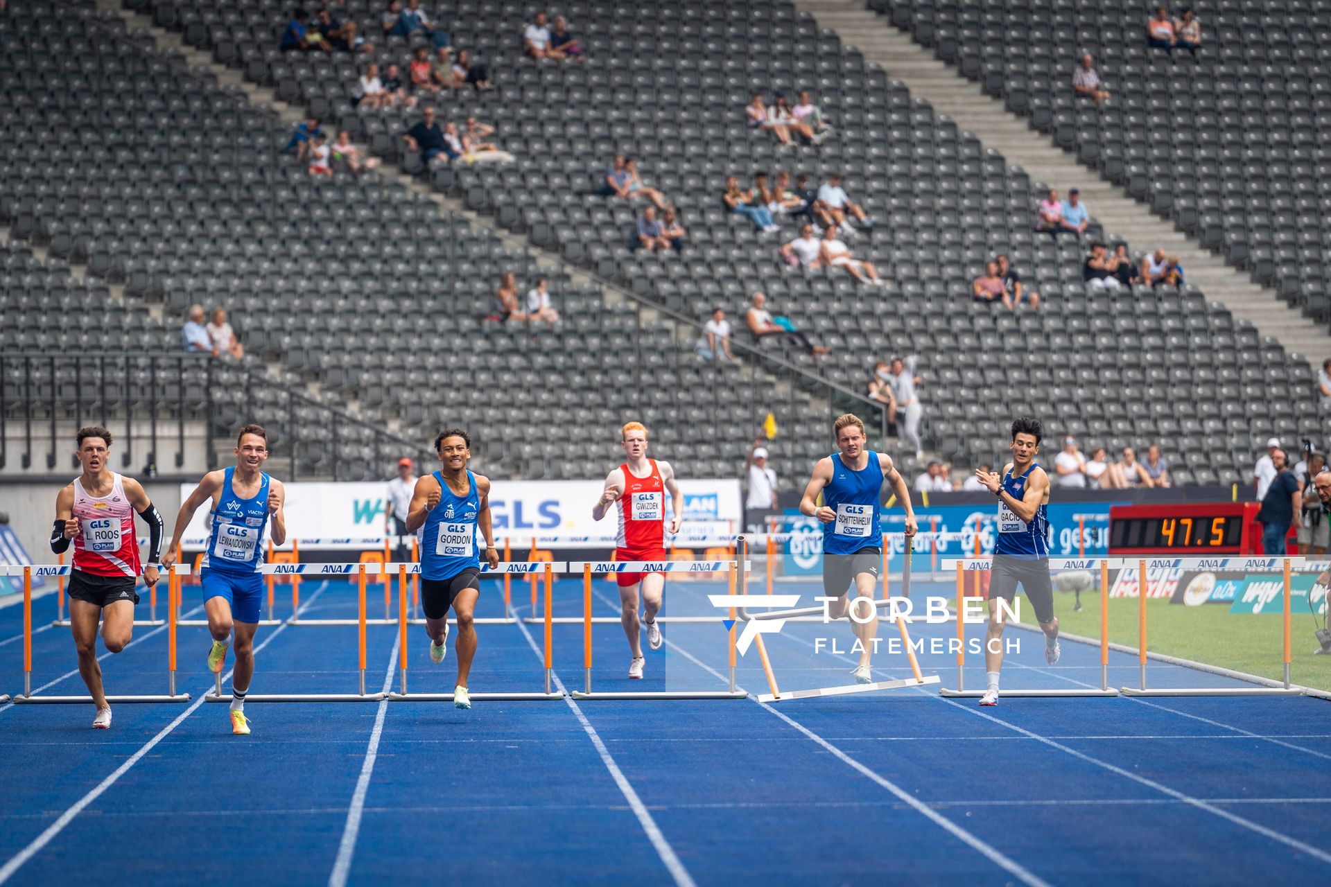 Lennart Roos (LG Rhein-Wied), Mateusz Lewandowski (TV Wattenscheid 01), Jordan Gordon (OTB Osnabrueck), Jan-Niklas Gwizdek (LG Nord Berlin), Mark Schittenhelm (Spvgg Holzgerlingen), Aleksandar Gacic (VfL Sindelfingen) im Halbfinale waehrend der deutschen Leichtathletik-Meisterschaften im Olympiastadion am 25.06.2022 in Berlin